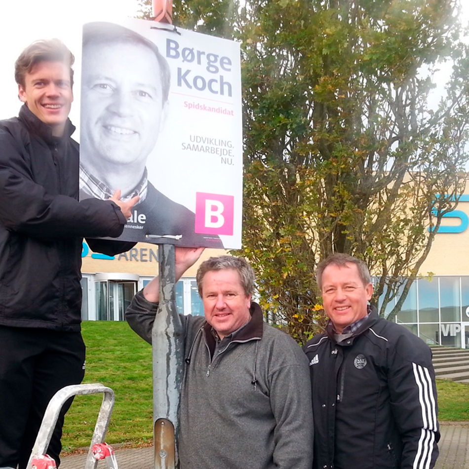 Børge Koch hænger valgplakat op