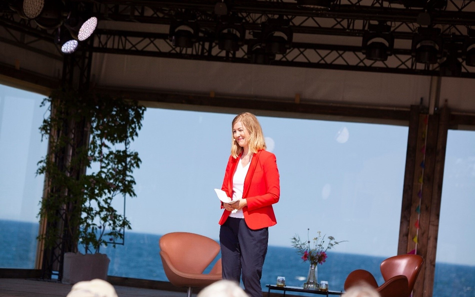 Sofie Carsten Nielsen taler på scenen ved Folkemødet 2021