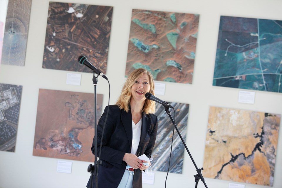 Sofie Carsten Nielsen holder tale ved Grønt generationsråds kunstudstilling i Demokrati Garage